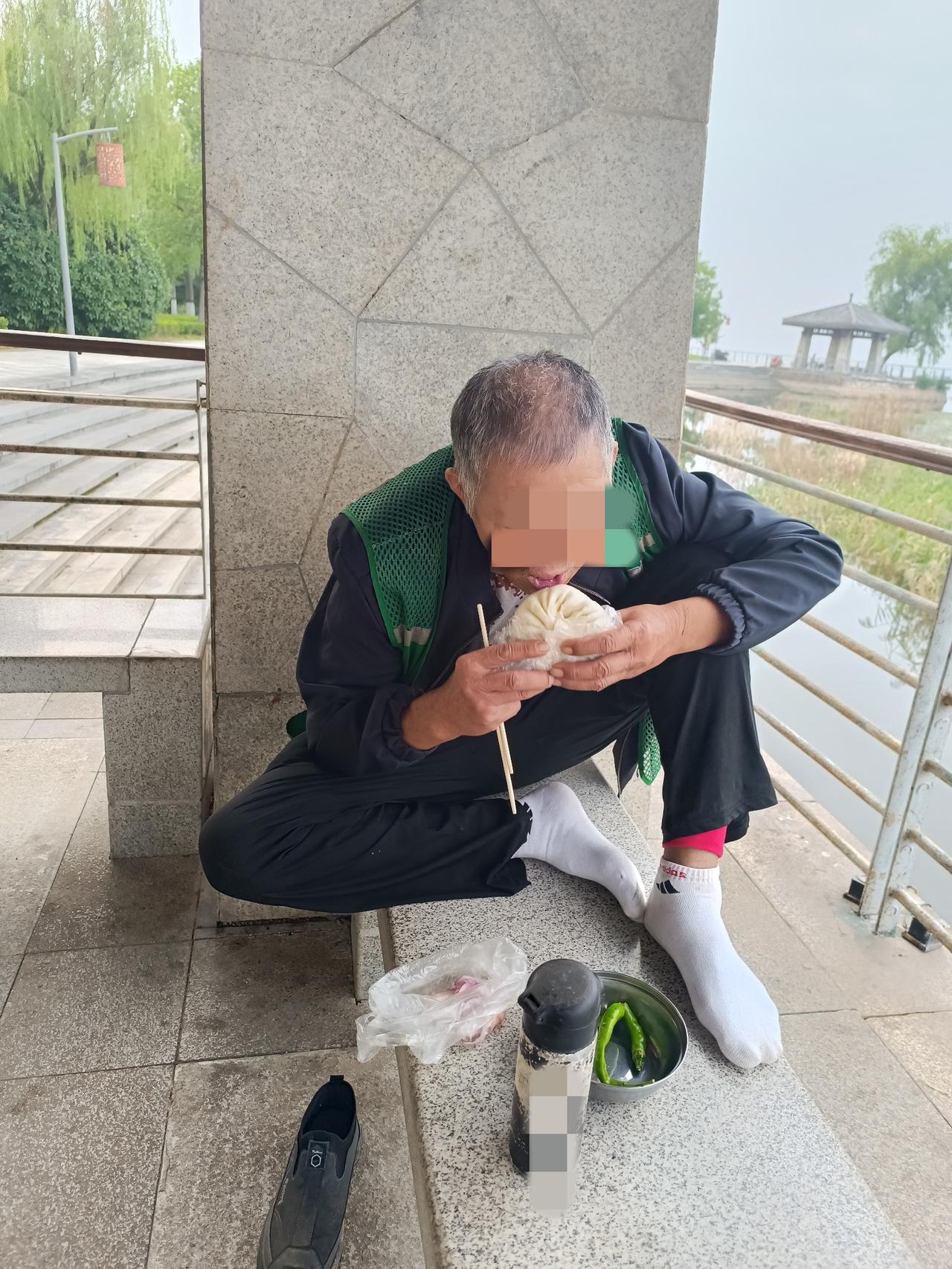 今天在水库边散步，看到一个大爷在吃早饭，他吃饭特别简单，只买了一个大包子，我问他