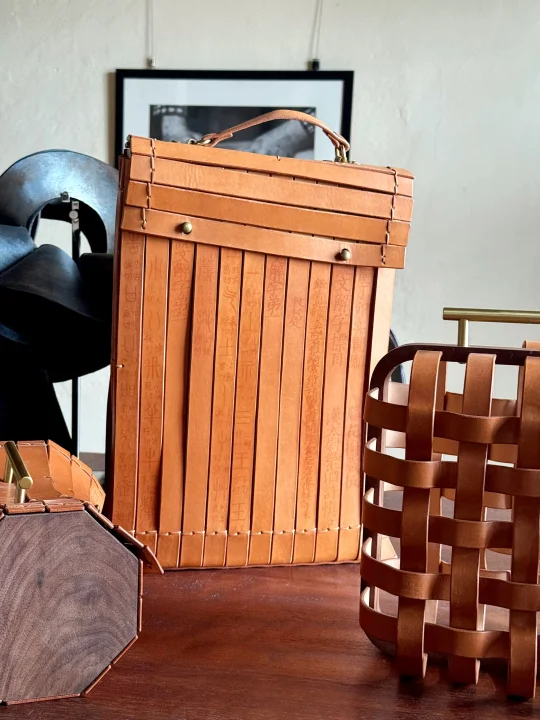 🖋 当汉字落在托斯卡纳植鞣真皮上