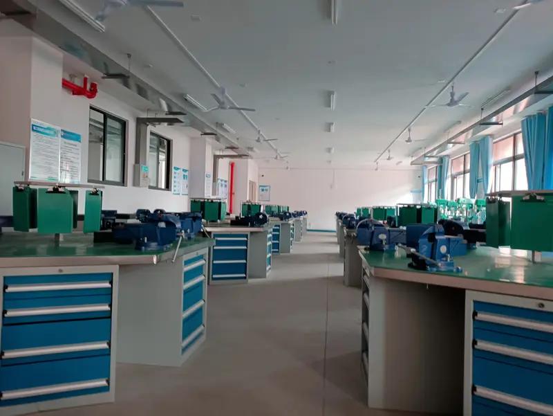 其次才是全国各地的老年服务市场规模不一样，硬件设施配套设施不健全，难以形成批量的