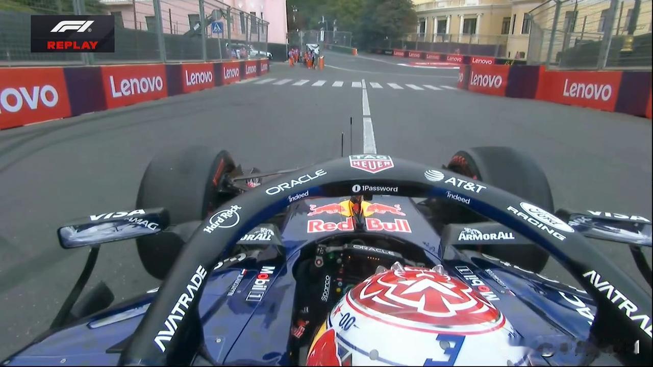 阿塞拜疆大奖赛三练结束，维斯塔潘以1：43.922拿到第一。
拉塞尔落后0.09