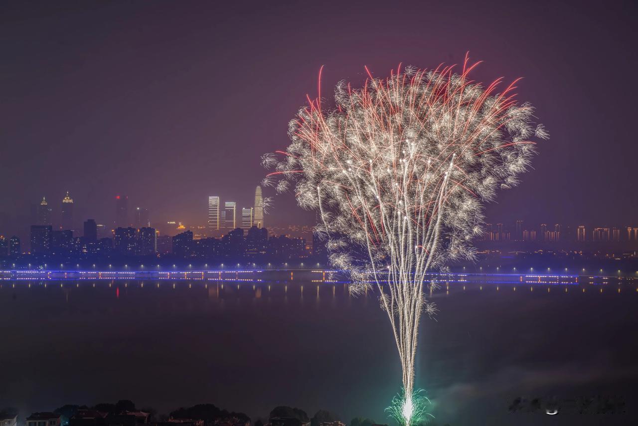 我在苏州祝大家新年快乐！万事如意！财源滚滚！