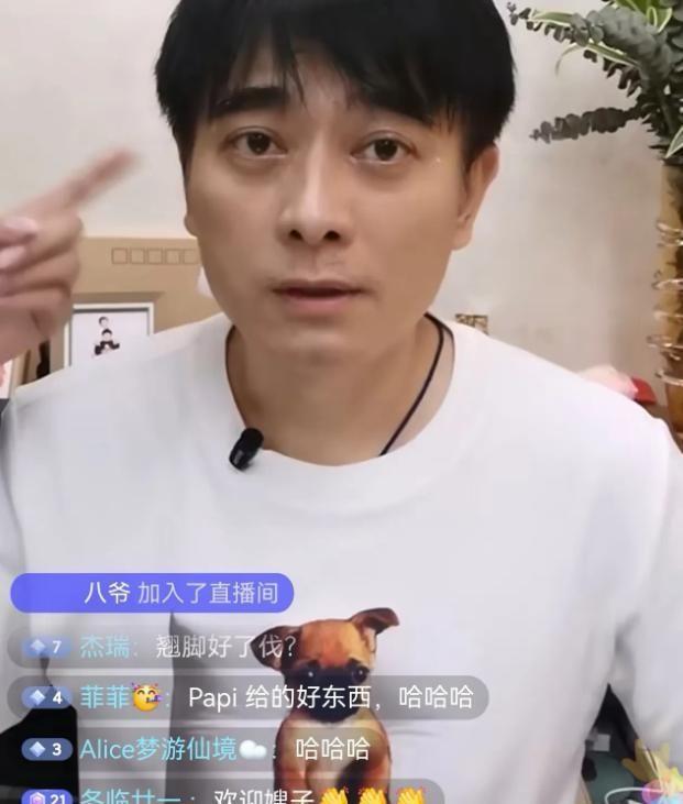7月1日，演员陈龙在一场两三万人在线的直播中，正从容进行带货。其妻章龄之突然闯入