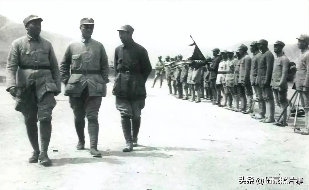 1944年秋季，八路军总司令朱德与120师师长、陕甘宁晋绥联防军司令员贺龙，一同