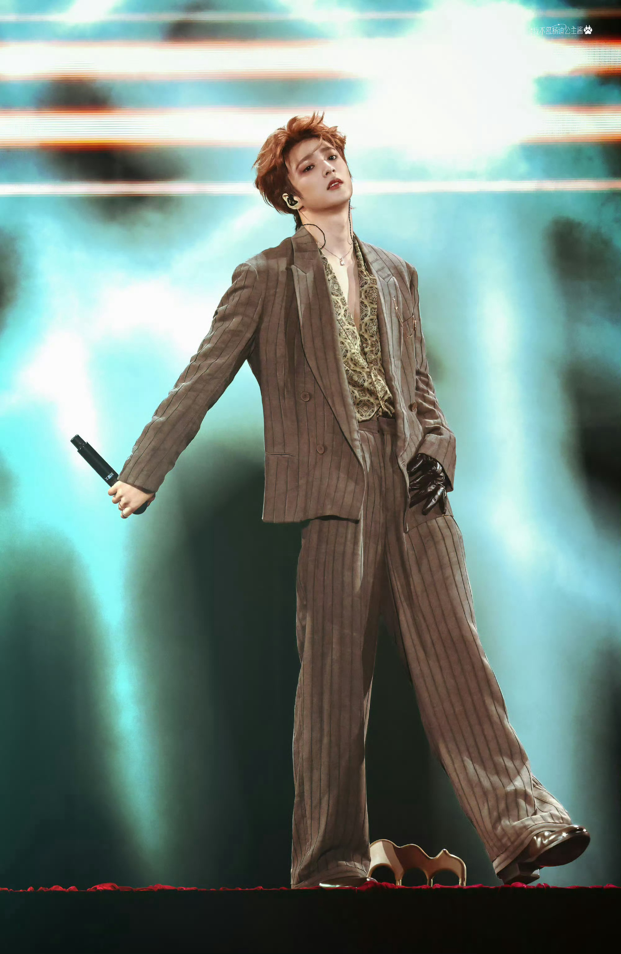 刘耀文 × 今晚演唱会广州站舞台造型饭拍 📸in Emporio Armani