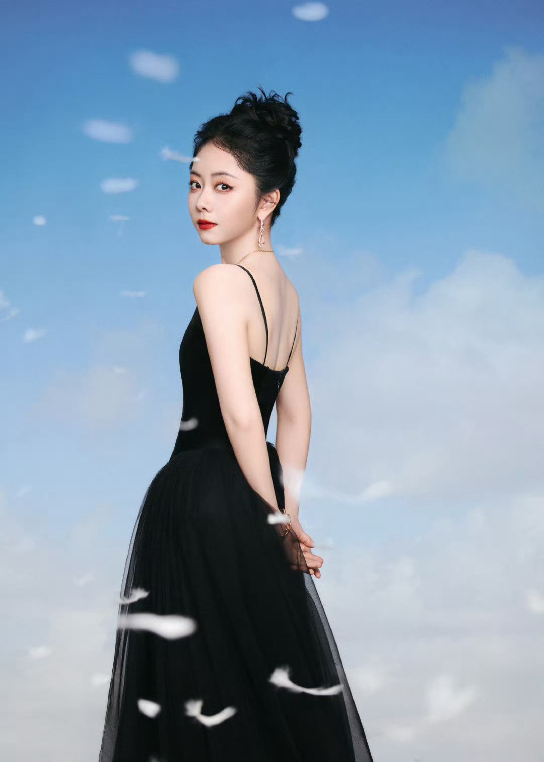 谭松韵黑天鹅谭松韵黑天鹅纱裙造型，高丸子头好活泼！ ​​​