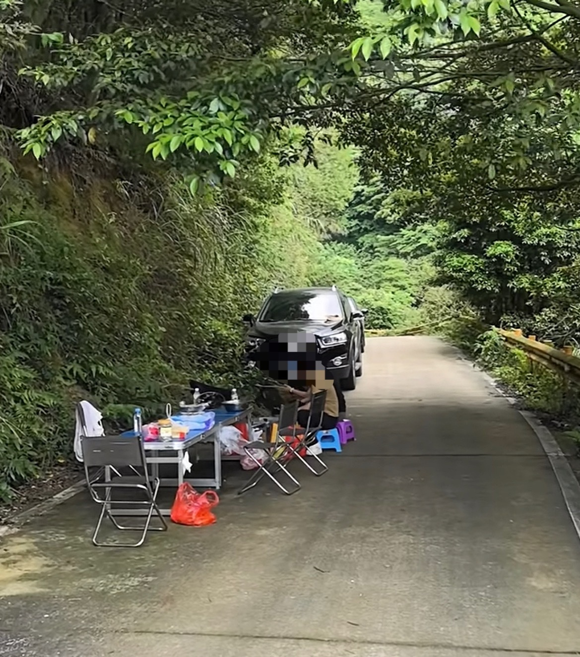 【玉林网红在景区道路停车野餐把路占】近日，网友爆料称：玉林的一网红到景区里面游玩