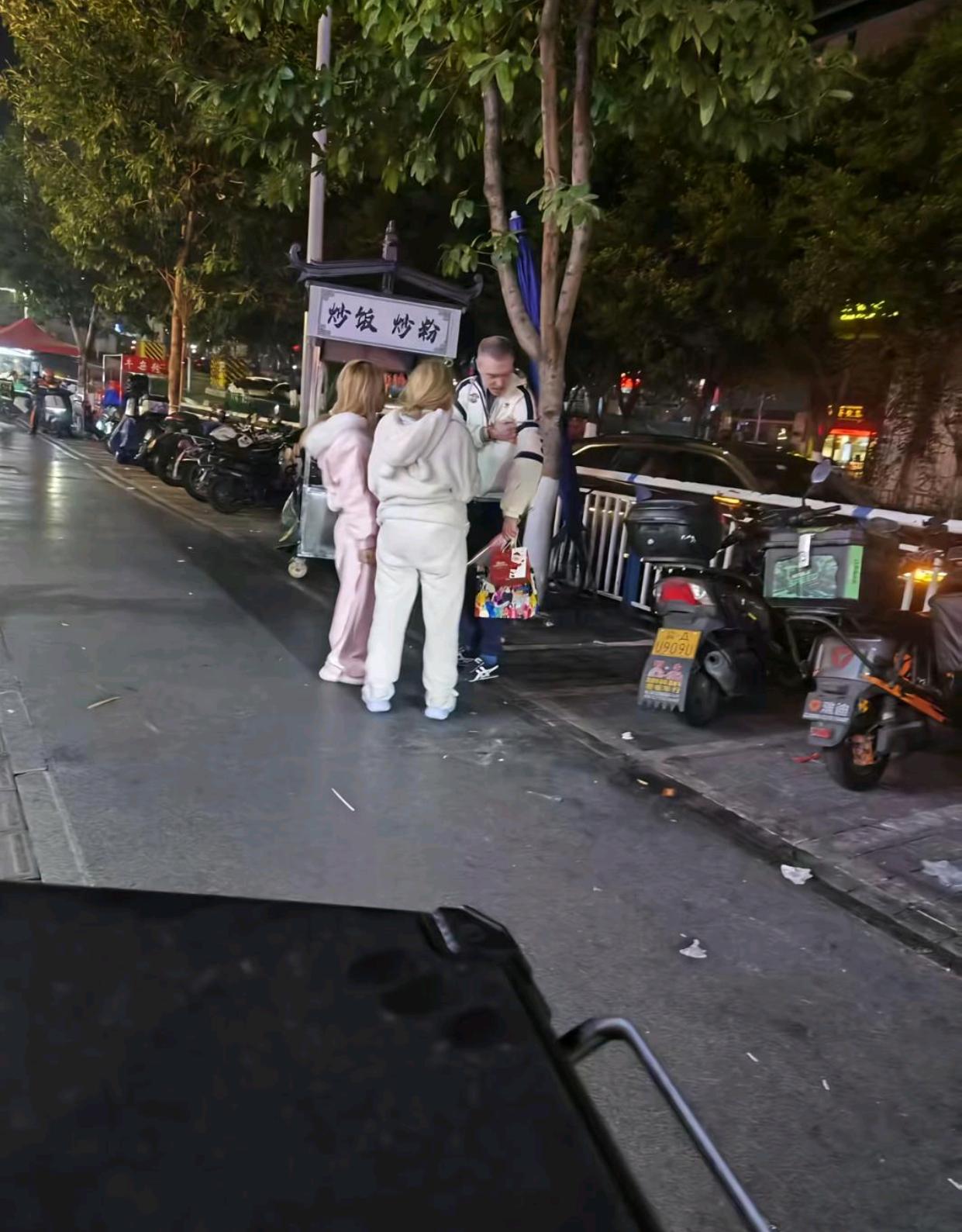 在大街上看到的
这老外和两个女生在干什么？