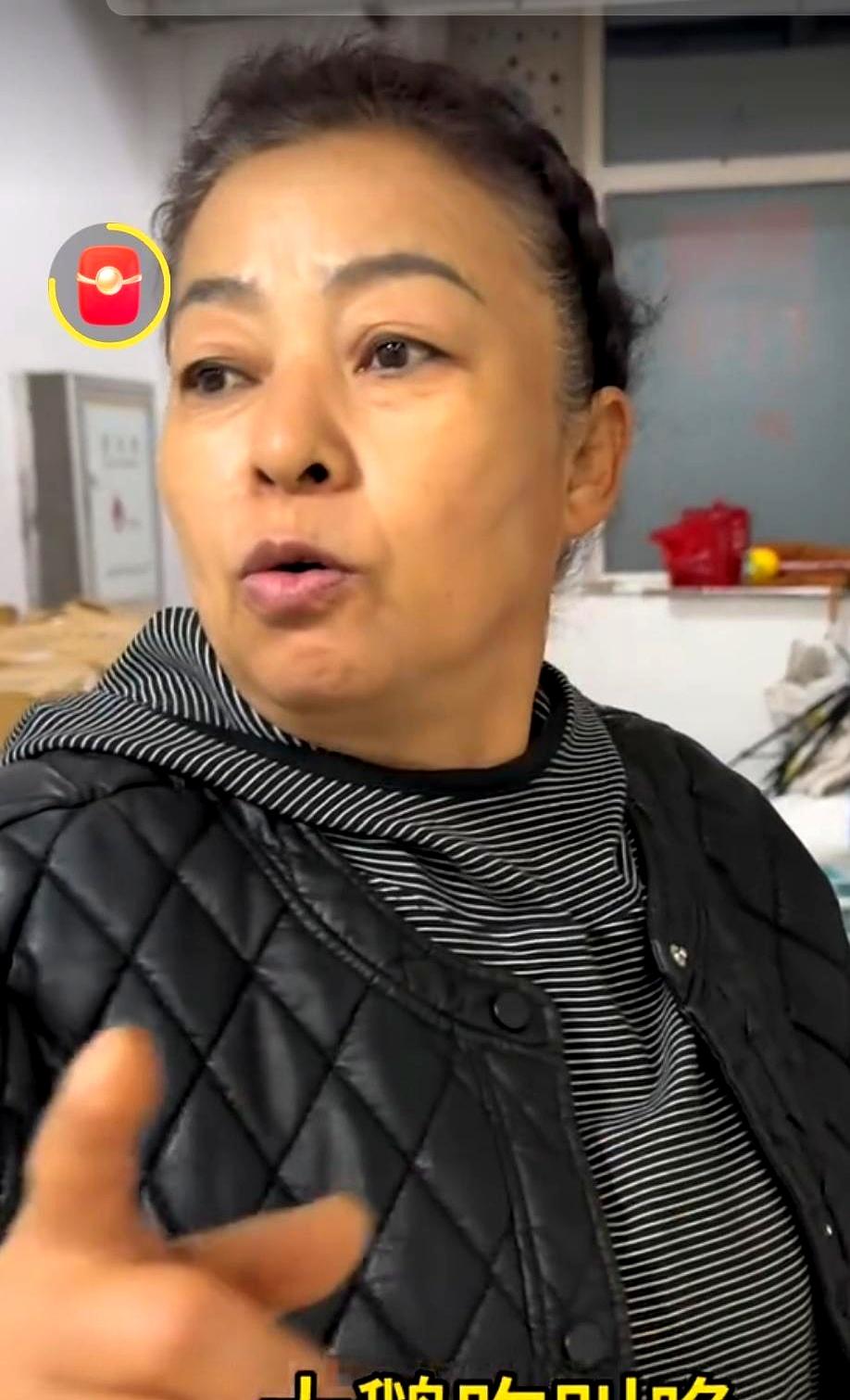 三驴蹦子“吱呀”停在老刘炒货店楼下，王百万攥着兜里新裤子和亮闪闪发卡，噔噔跑上楼