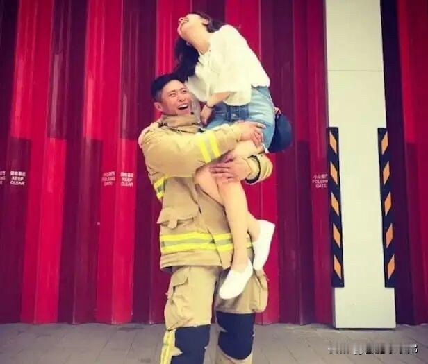 消防员何伟豪殉职后女友关了服装店37岁消防员何伟豪在香港大埔五级大火中英勇殉职，