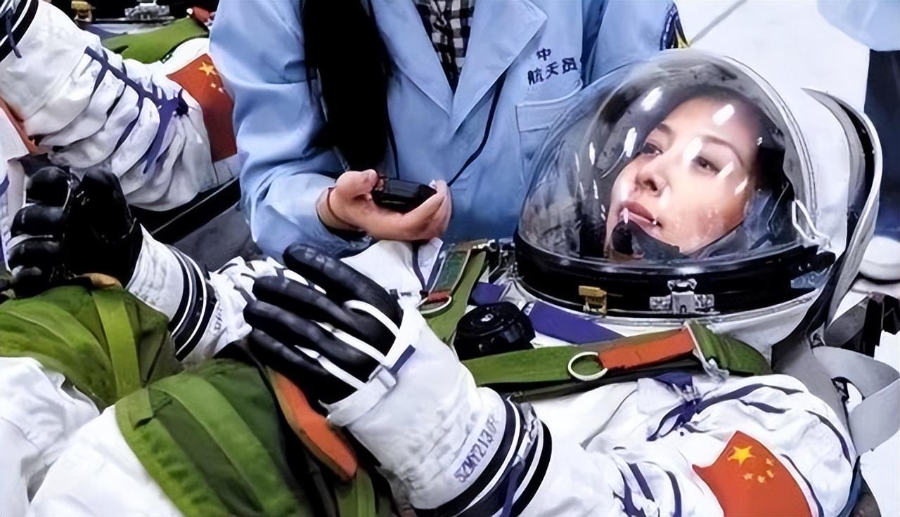 牺牲太大！王亚平曾谈太空之旅的辛酸，落地后身体弱连路都走不了。

在大众眼中太空