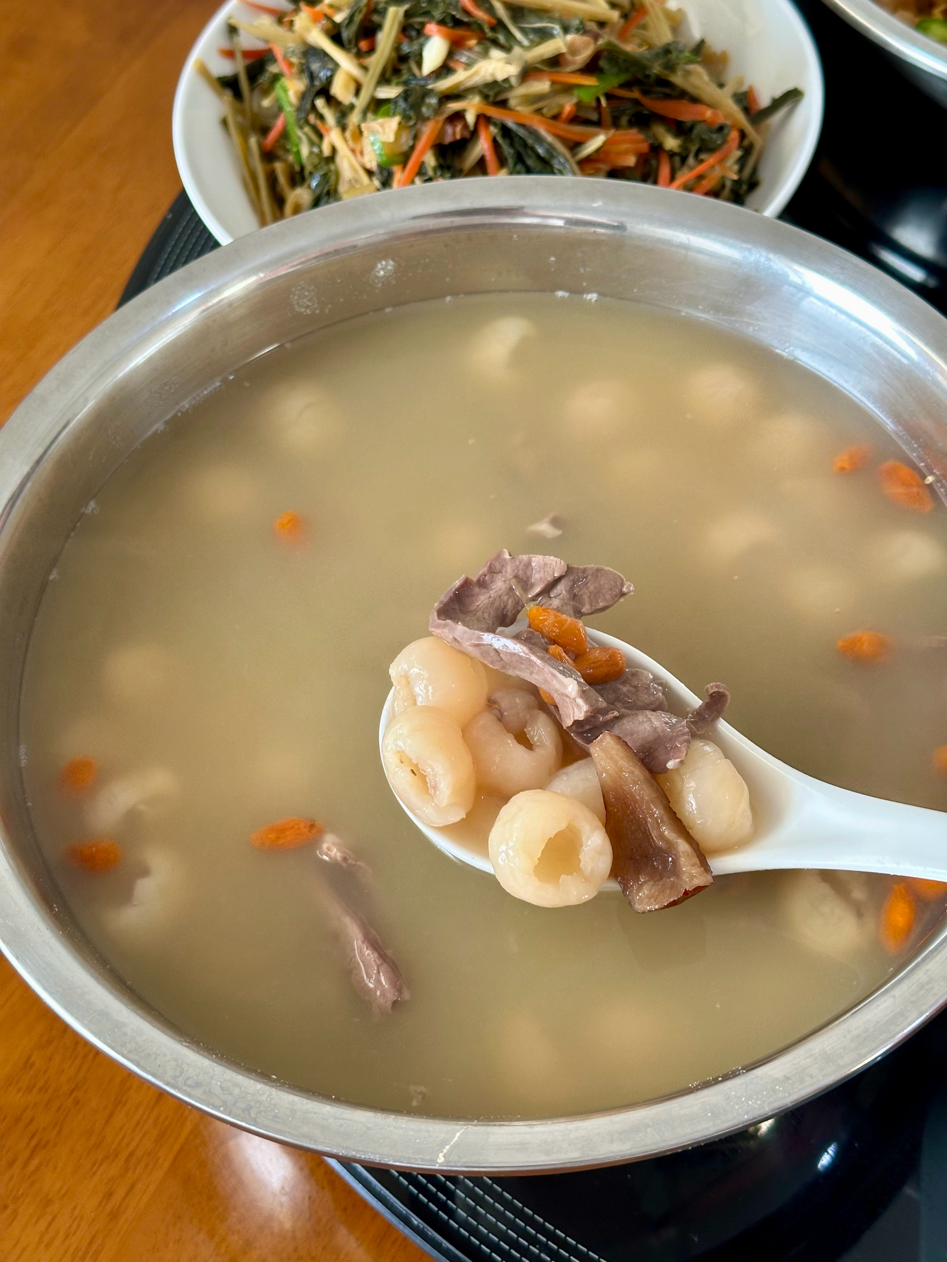仔姜兔脂肪含量少，桂圆猪心汤不敢碰，对我来说算黑暗料理。继续开水洗菜。好好吃饭 