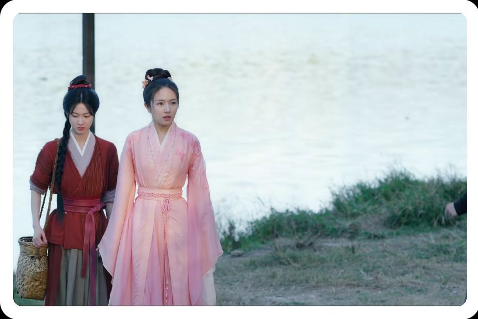 李兰迪咋和女二站一起这么显普？ ​​​