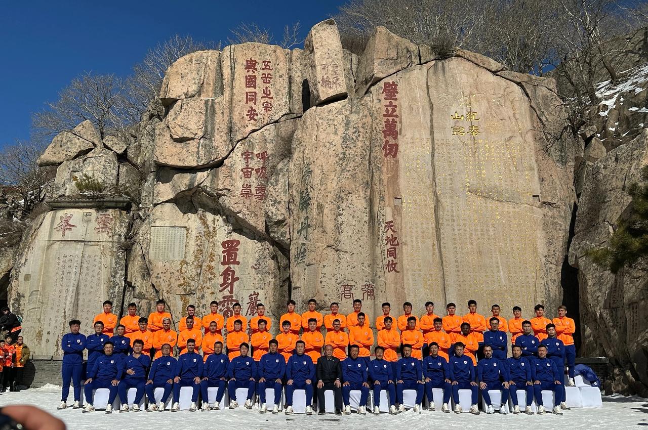 山东泰山队今天登泰山祈福，克雷桑因感冒缺席，贾德松最火！新助教崔德柱、刘金东在列