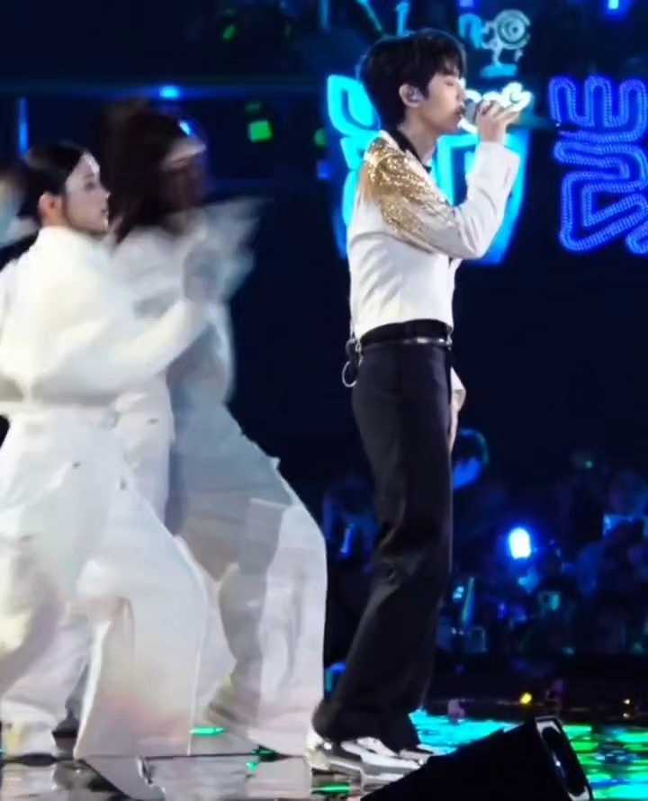 王俊凯唱歌，有别家粉丝吹哨子.....听了下，超级大声。。。 