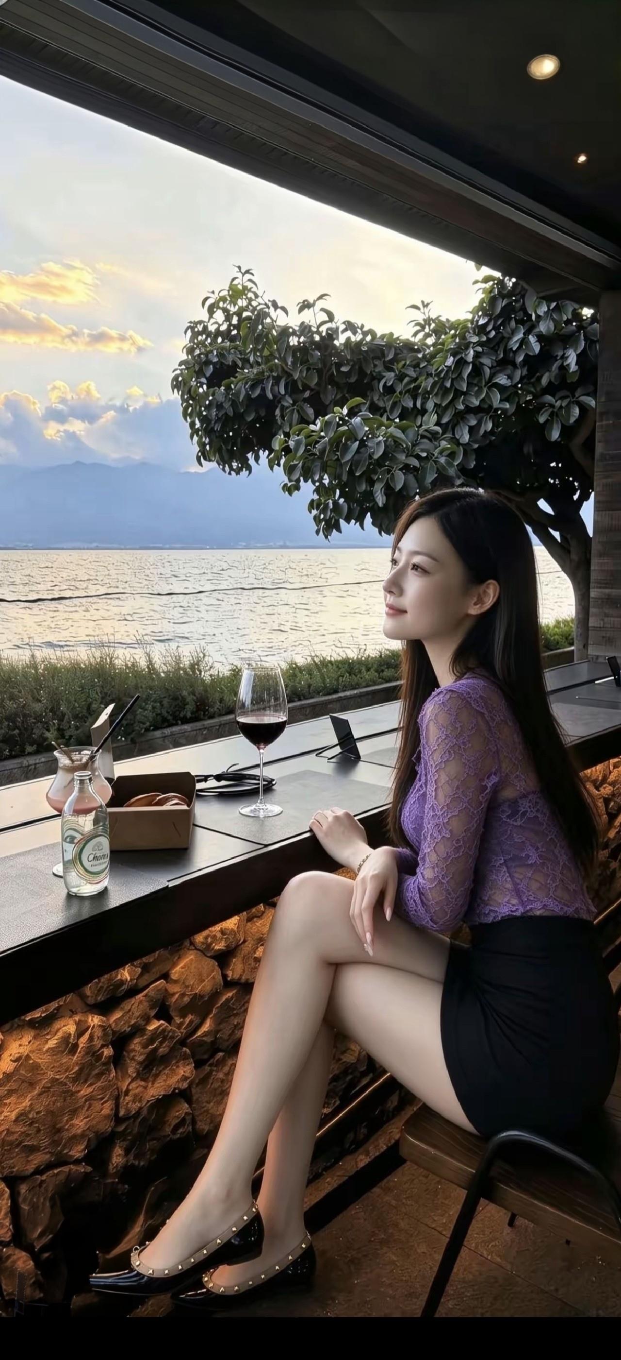 一位女士在湖边享受宁静时光。