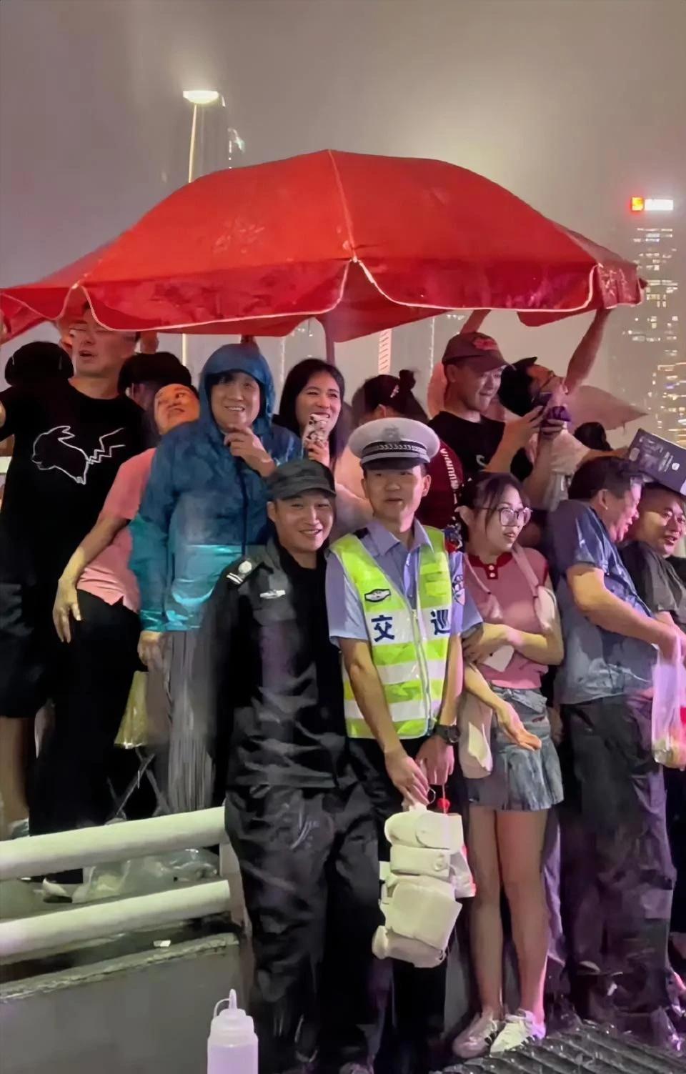国庆最暖人心的一张照片！
为了不占地方，交警叔叔把腰包都拿下来了！
穿粉色上衣的