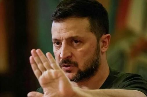 总统可以不当，北约可以不进，战争甚至都可以输，但有一样东西，就算天塌下来，他也得