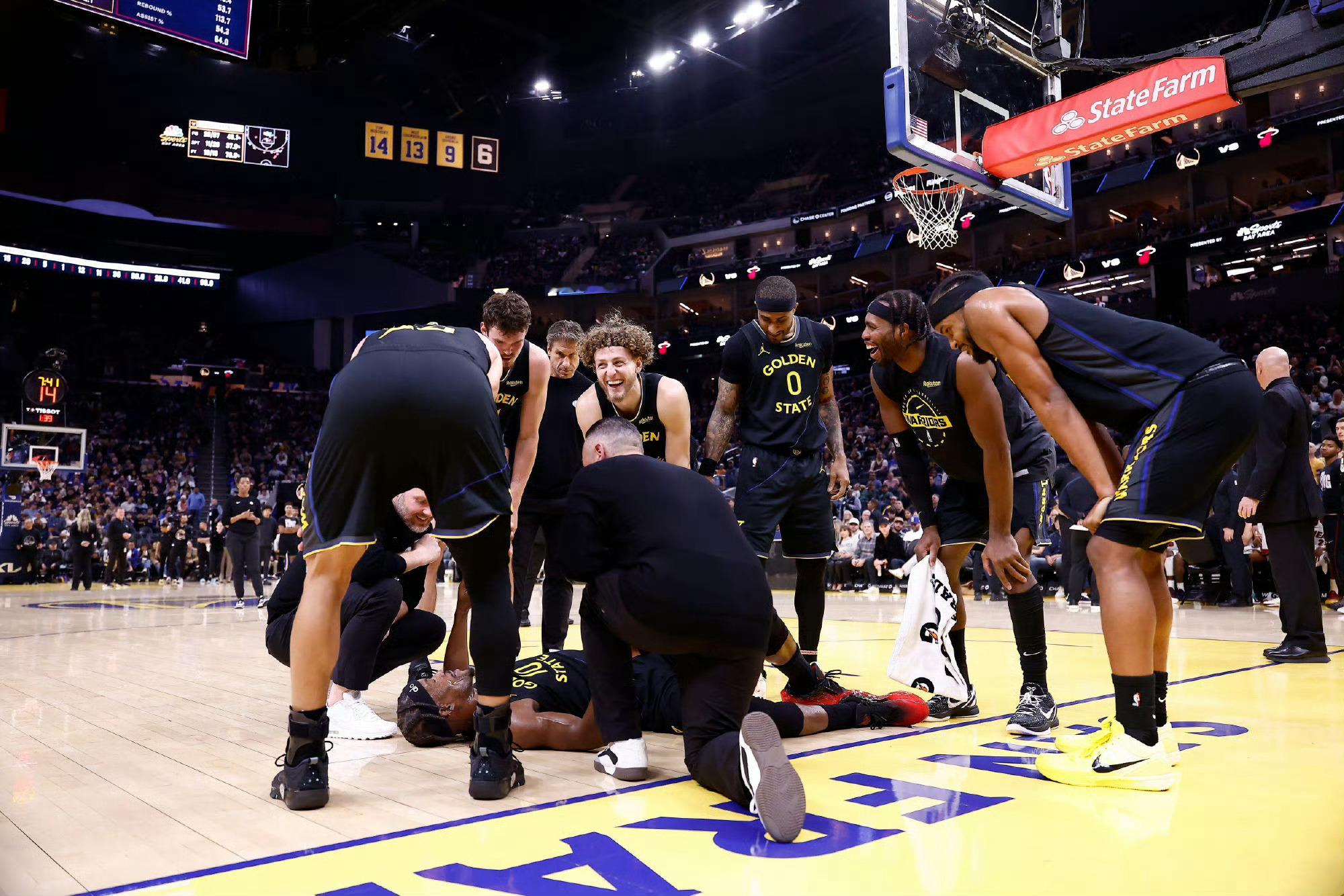 这图真有点震撼了吧自己受伤倒地还要讲笑话逗队友做完所有后，在队友搀扶下微笑离场巴