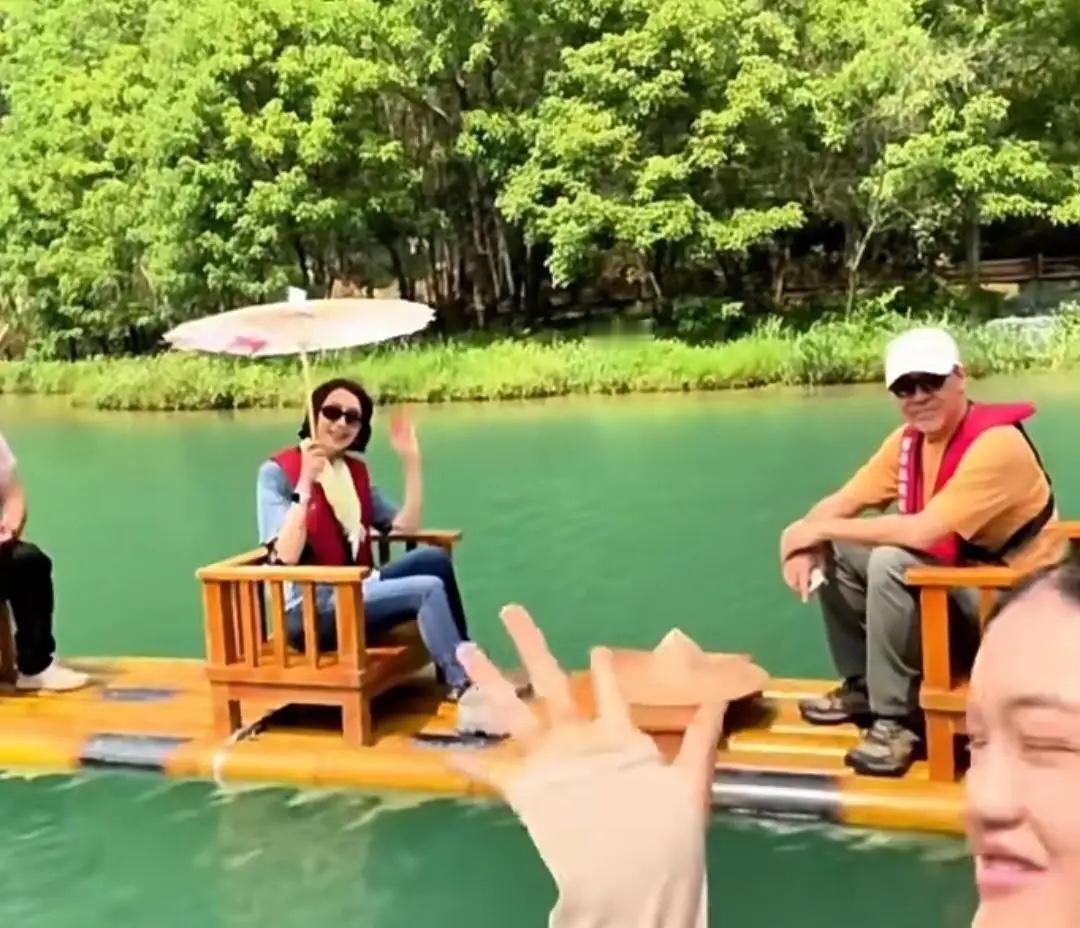 刘青云和老婆郭蔼明现身贵州旅游，夫妻俩穿衣打扮朴素低调，坐竹排游湖欣赏风景，完全
