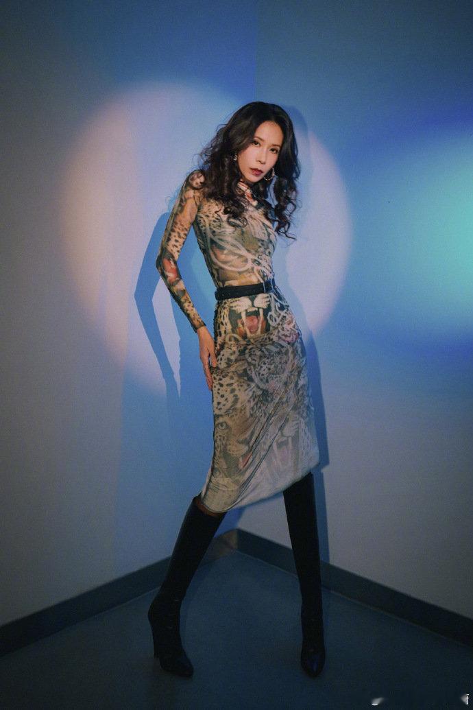 莫文蔚豹变之姿莫文蔚豹塑 ​ 豹纹妈妈~ ​​​