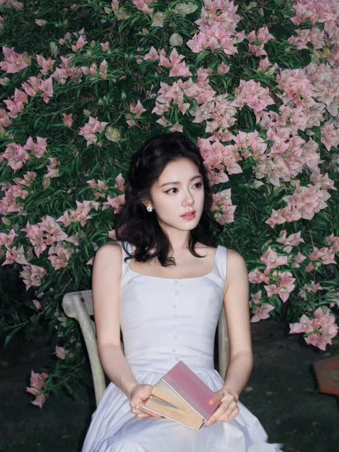 赵今麦完全是公主看到这组图瞬间被治愈，一袭白裙立于繁花间，赵今麦温柔灵动，真的像