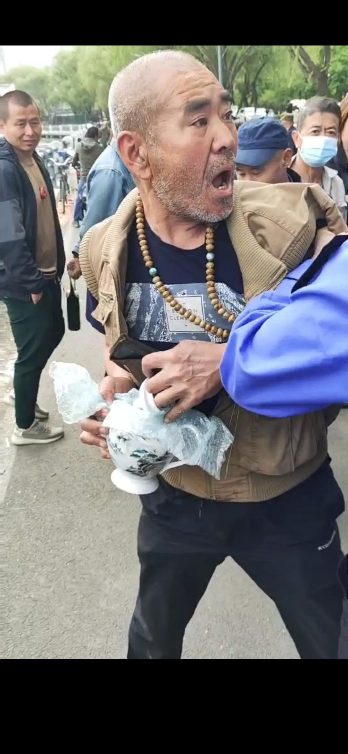 近日，一个老人在公园内摆摊，与城管发生矛盾，本人认为，老人肯定不对，非法占用别人