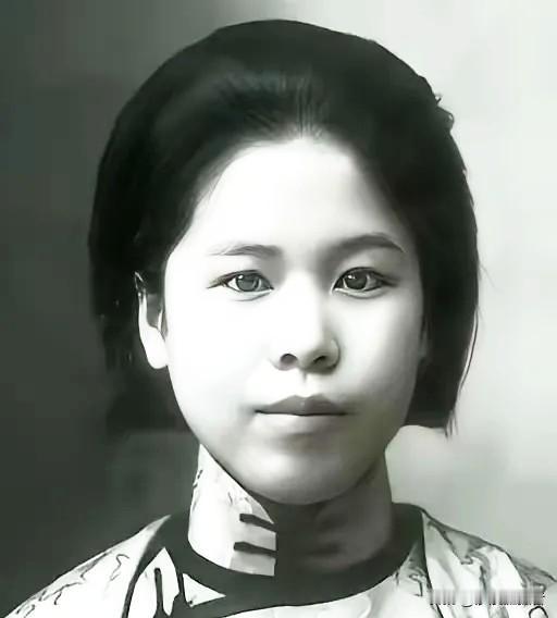 1947年，特务们将杨虎城的夫人谢葆真牢牢捆住，脱下她的裤子后，用针头扎进她的大