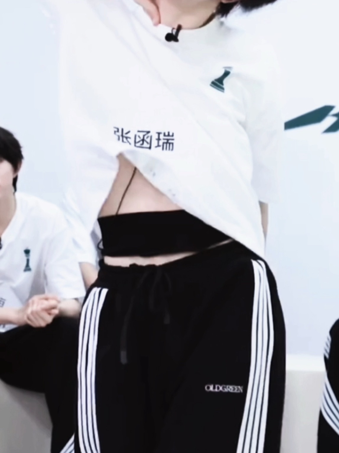 这种要露不露的小腰最性感了…给人浮想联翩🥵 