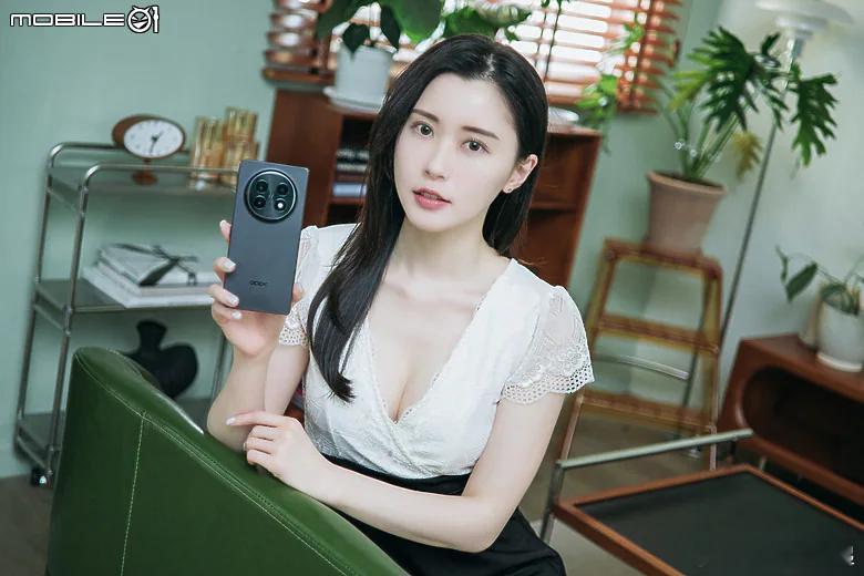 OPPO Find N5国际版，这位小姐姐竟然没有选白色，而且紫色应该是国内专供