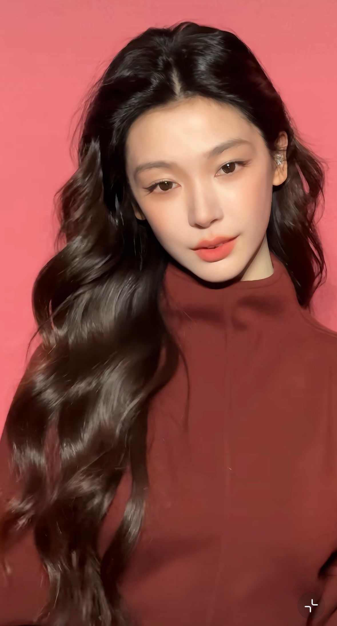 我感觉易梦玲像取颊脂垫的效果。推过颧骨的都知道，颧骨耳前骨这块容易有一个圆坑。易