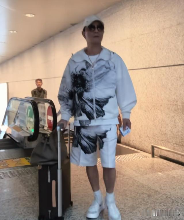酷似谢贤老爷子的周正毅，
曾经的上海滩首富，
如今65岁了，
依然在流行道路上走