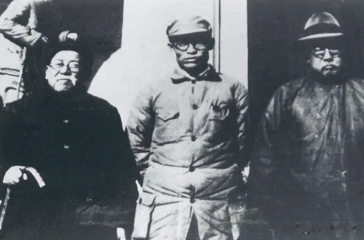1941年11月6日至21日，陕甘宁边区第二届参议会第一次会议在延安新建的参议会