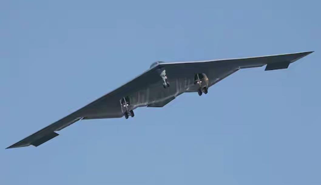 4架美军B-2隐形轰炸机再袭伊朗，钻地炸弹夷平地下导弹库！看来美帝真的下了血本了