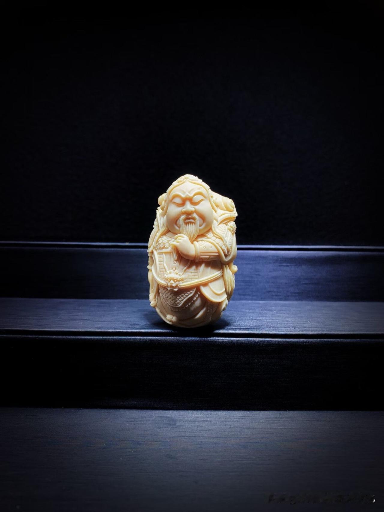 有些人物，千年过去，依然让人肃然起敬。

方寸之间刻武圣风骨。猛犸材质温润凝厚，