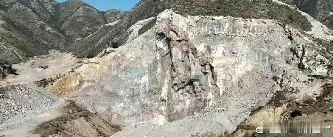 五台县东冶镇大朴村东多家石料厂露天堆料不遮盖，违反环保法？山西省五台县东冶镇大朴