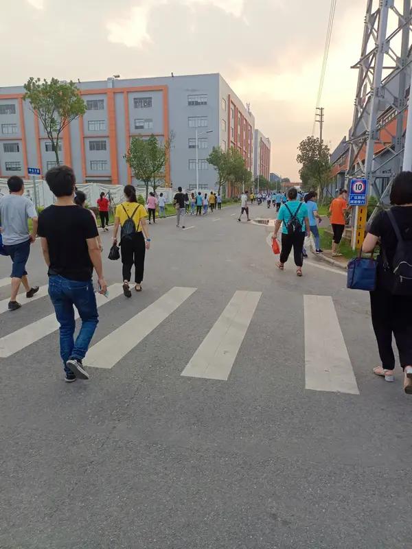孩子想打暑假工你支持吗 孩子想打暑假工，我支持。这是孩子接触社会成本最低的“试错