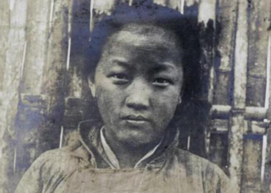 1945年冬天，河北交河17岁姑娘赵秀婷在雪地里救下一名冻僵的新四军战士，两人相