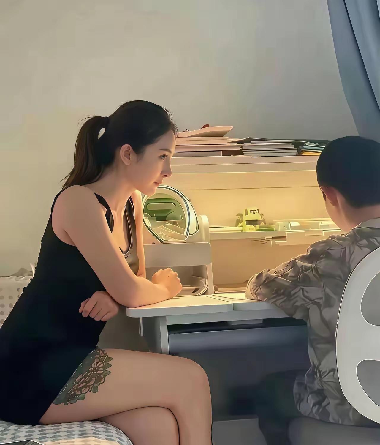 这有点杨幂的味道，看腿上的纹身肯定不是