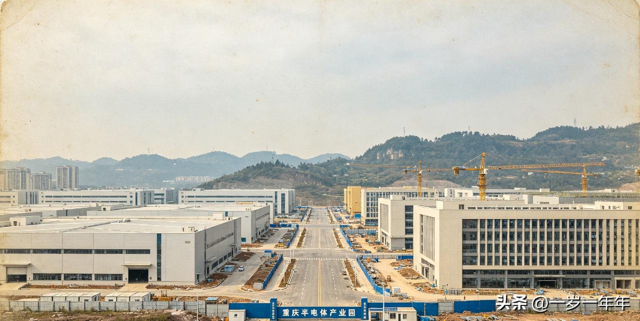 规划总投资300亿的重庆半导体产业园，如今的走向牵动不少本地网友的心。
 
早在