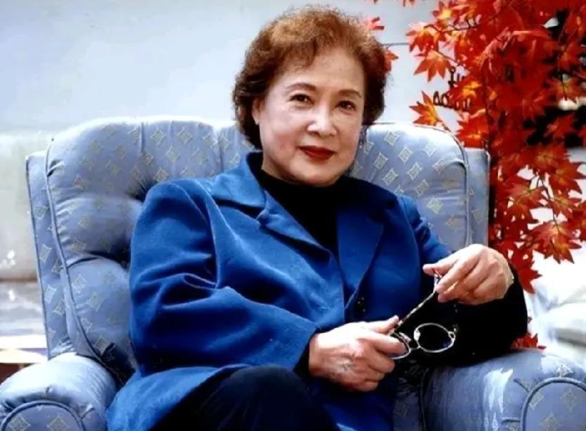 这年纪了，还美成这样，请问有几个能比？中国最美女神不是白给的，就是补了点淡妆，简