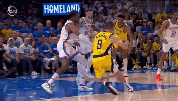 给一直穿莫兰特签名鞋的TJ麦康奈尔加油！NBA步行者vs雷霆步行者雷霆天王山 ​