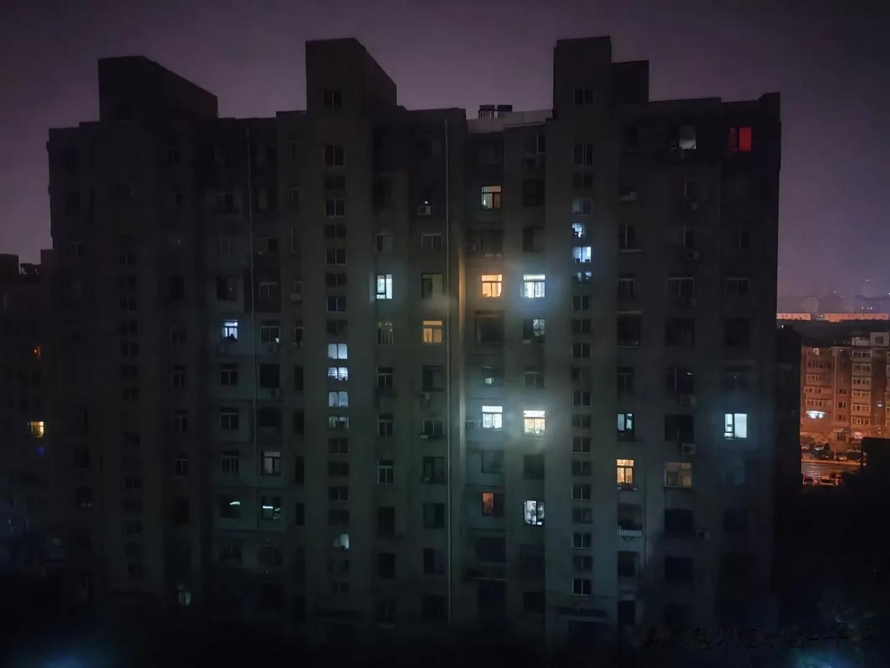 快到期末了，孩子们也比以前更忙碌了。
星期四初二的女儿写完作业，背完单词、课文已