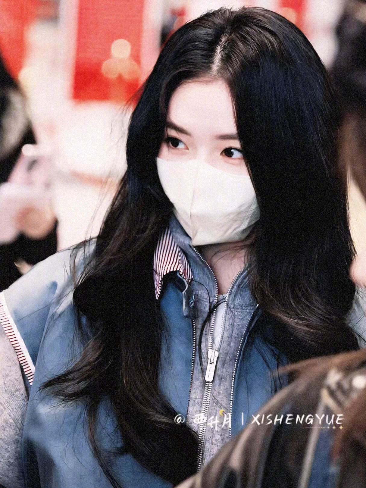 刘浩存甜酷大波浪捕捉一只凌晨出逃的“酷”存，却被微博物料里的治愈笑容甜到犯规。这