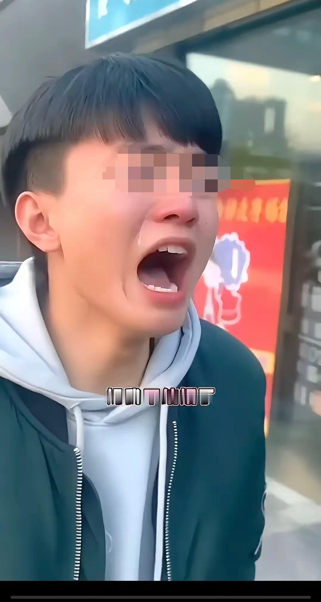 大街上儿子哭的撕心裂肺的对妈妈说: “妈，我不结婚了。 我买不起房，没有人会愿意