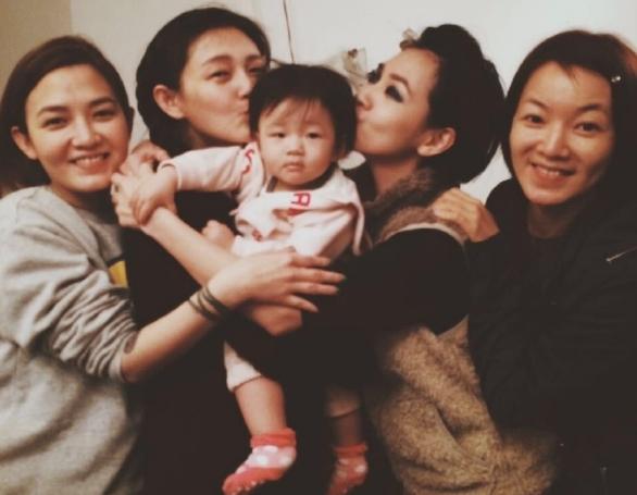 小玥儿拥有了比同龄人更多的关爱和财富，如果父母恩爱没有闹掰，将来前程似锦。
汪小