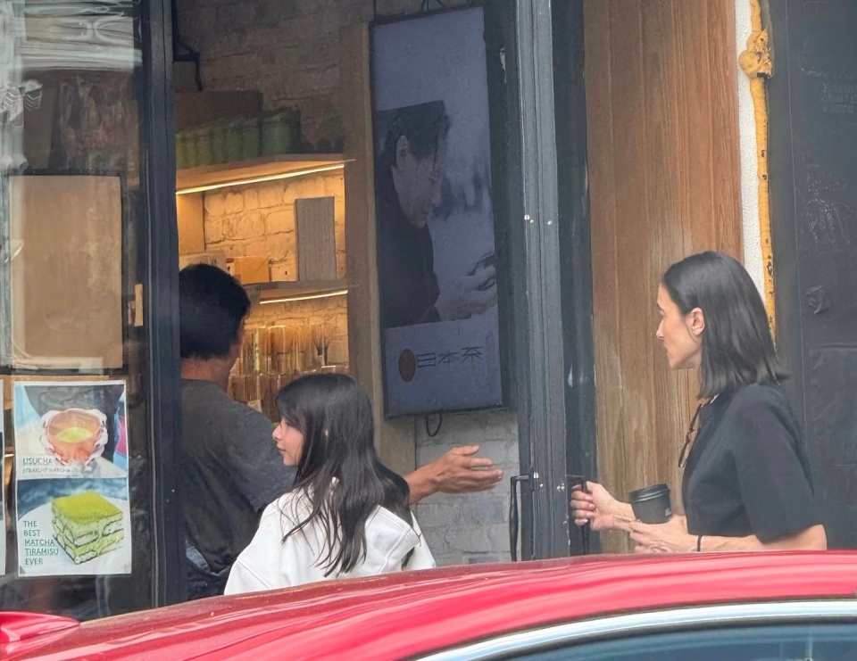 吴彦祖与模特Lisa定居美国，家庭和睦，常外出。7月24日，三人现身纽约法拉盛购
