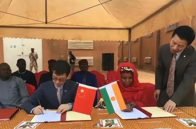 中国决不会再当冤大头！

首都尼亚美的加油站前，三公里长的车队在烈日下暴晒，黑市