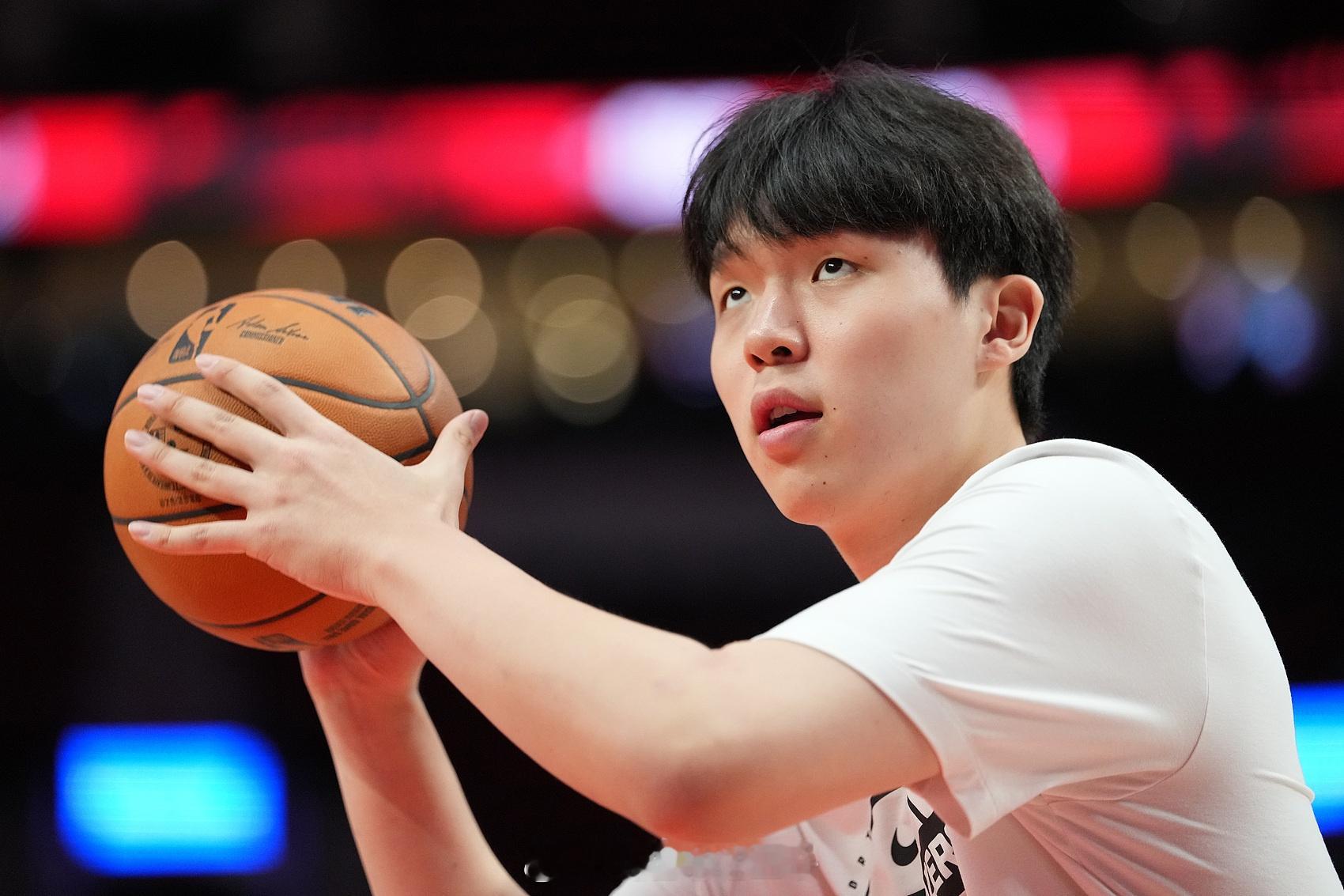 湖人记者 Khobi Price 报道称，勒布朗・詹姆斯预计将在本周内前往发展联