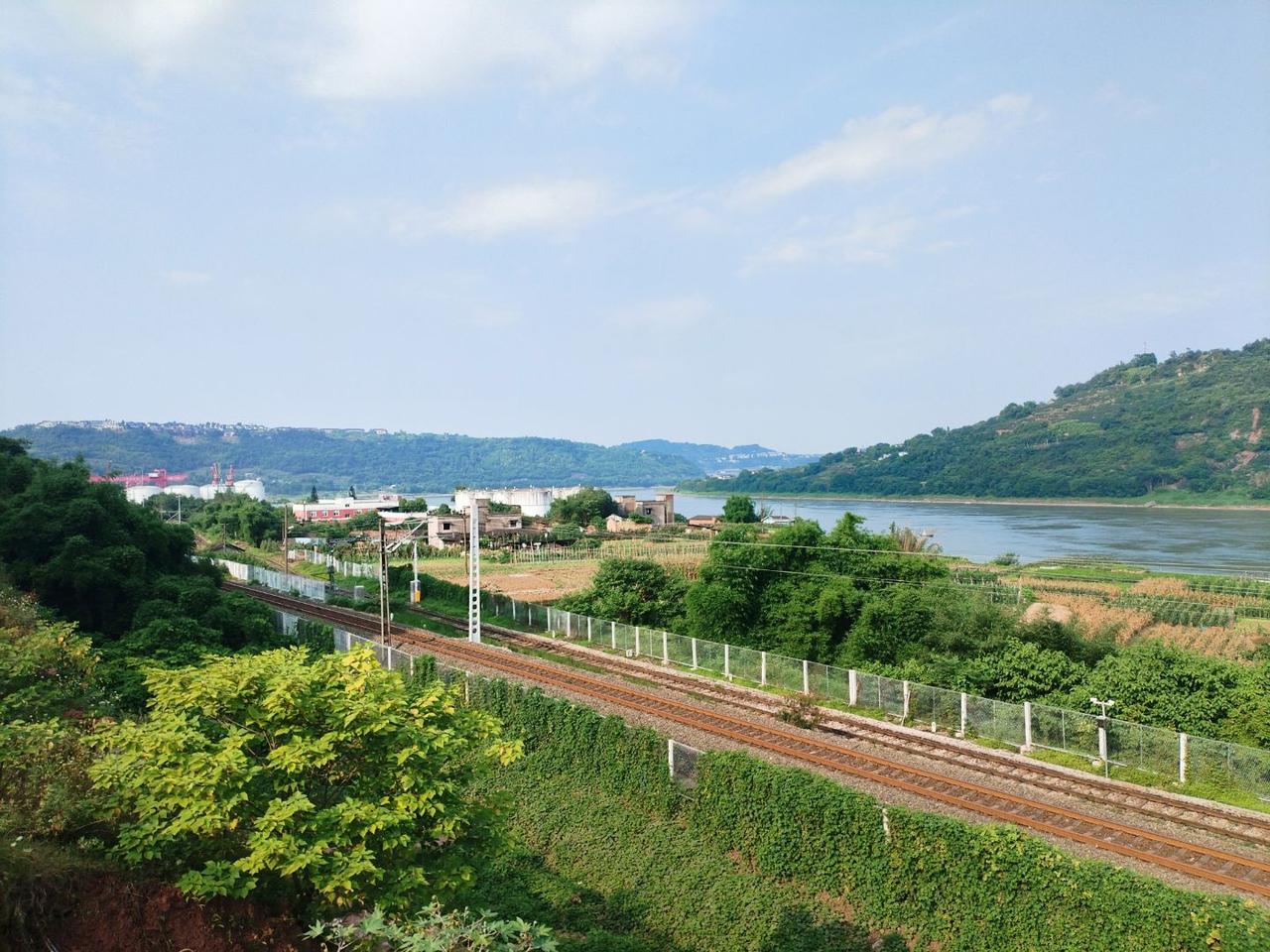 古家沱，位于重庆市江津区境内，属德感街道草坝社区所辖居民点。江水流径自上而下，主