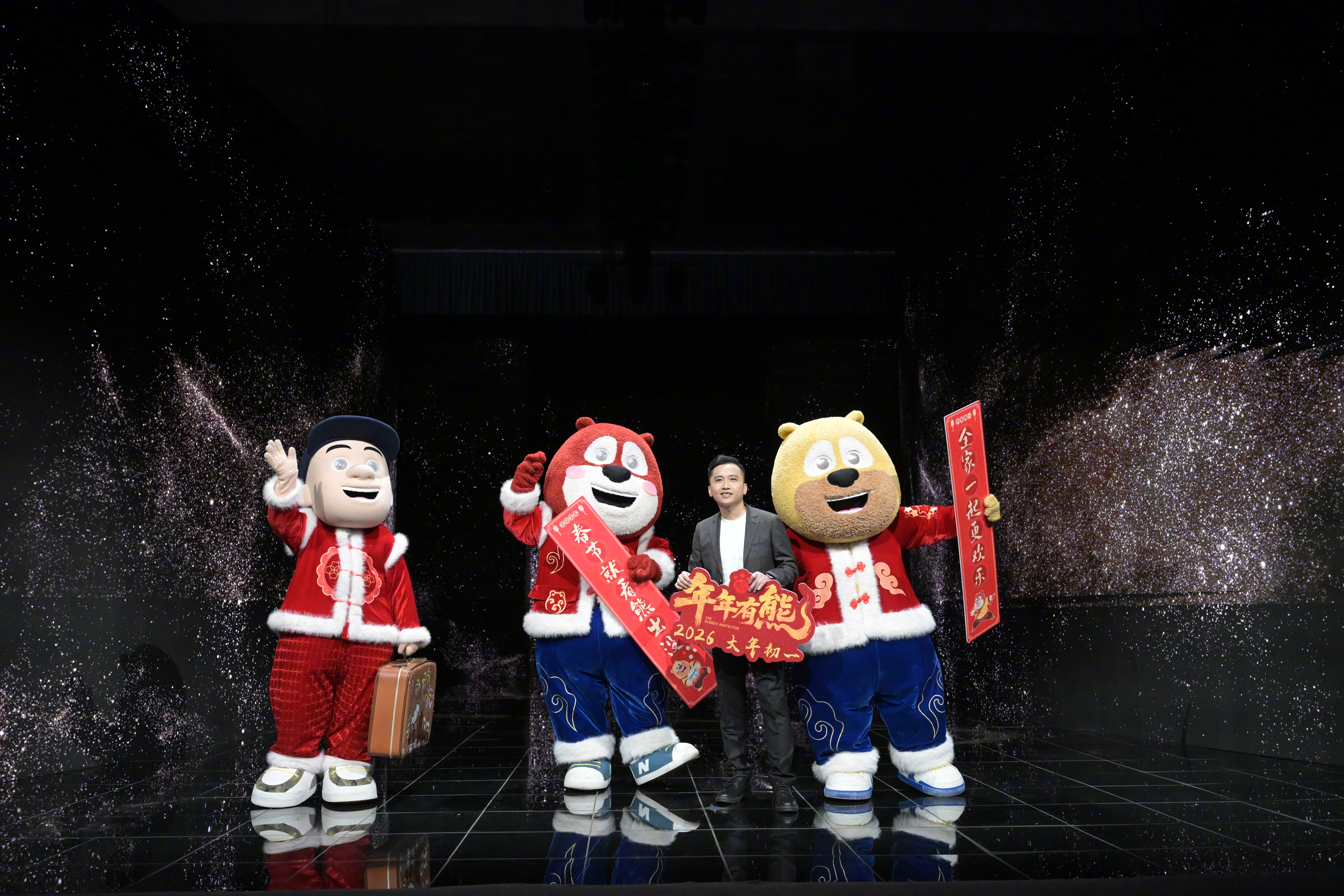 熊大熊二一出场年味就来了《熊出没·年年有熊》导演林汇达、熊大、熊二和光头强亮相微